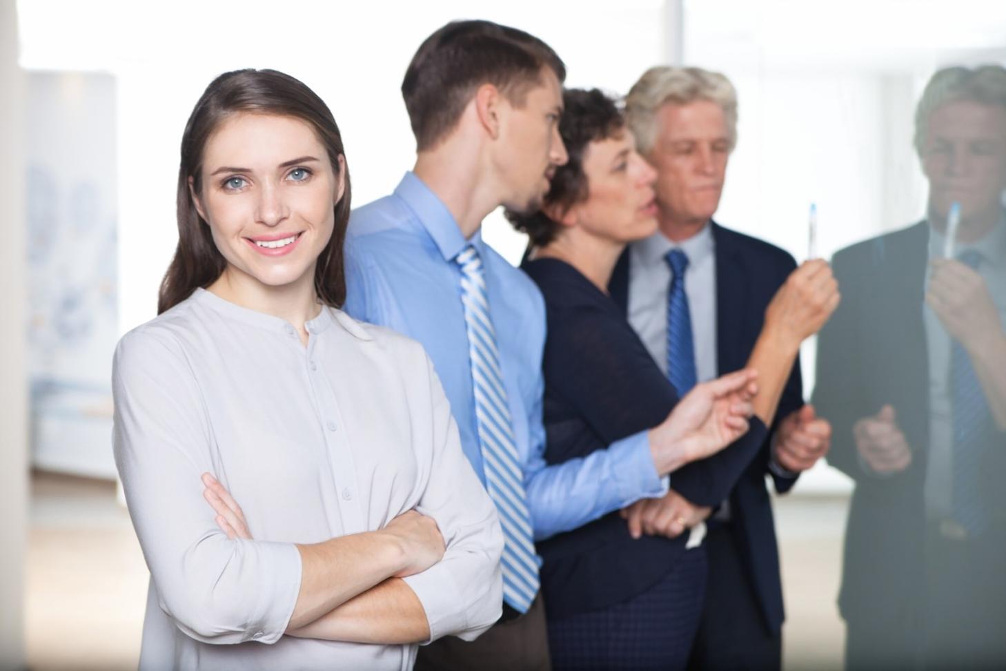 Profesionales analizando datos financieros en una sesión de formación